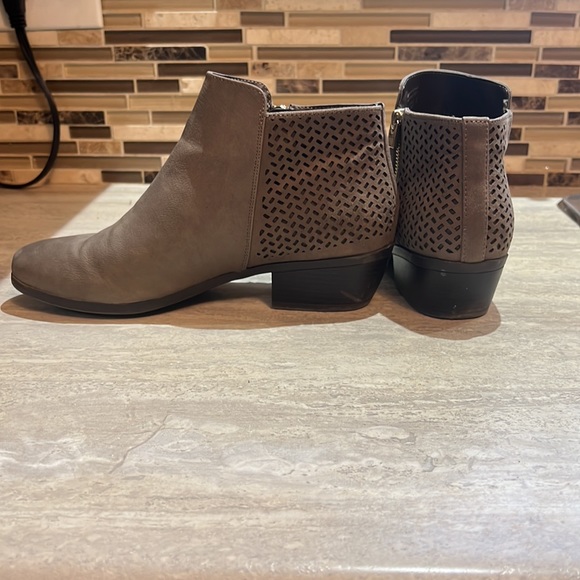 Worn once gray boots - Picture 2 of 2